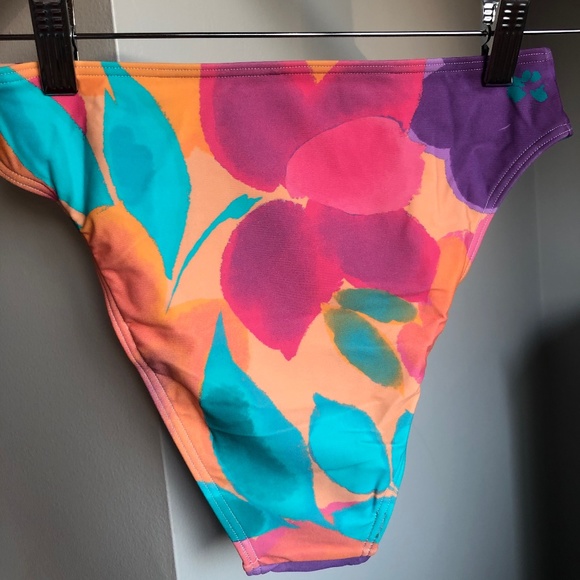 Bikini - Picture 5 of 8